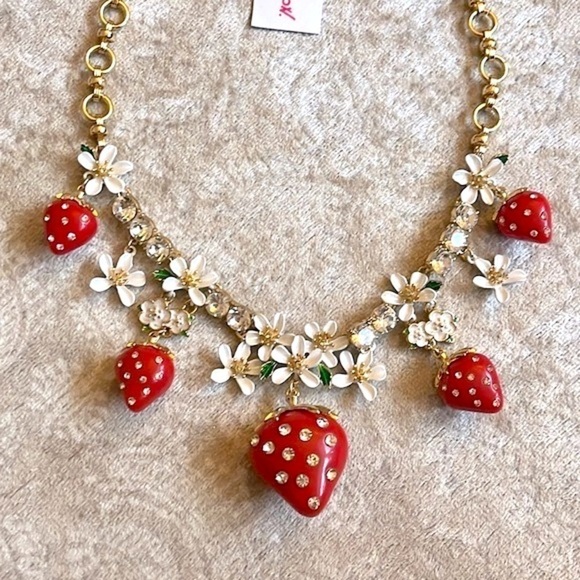 Brand New Betsey Johnson Gold Tone Strawberry Rhinestone Daisy Floral Necklace - Picture 2 of 16